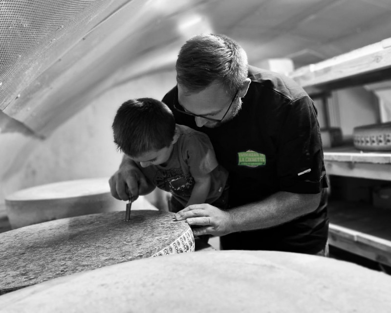 fromagerie-de-la-cochette-personne2-487
